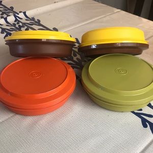 Vintage Tupperware bowls with lids.